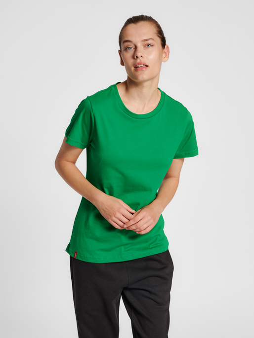 hmlRED BASIC T-SHIRT S/S WOMAN, JOLLY GREEN, model