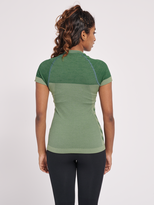 hmlCLEA SEAMLESS TIGHT T-SHIRT, LAUREL WREATH/LILY PAD MELANGE, model