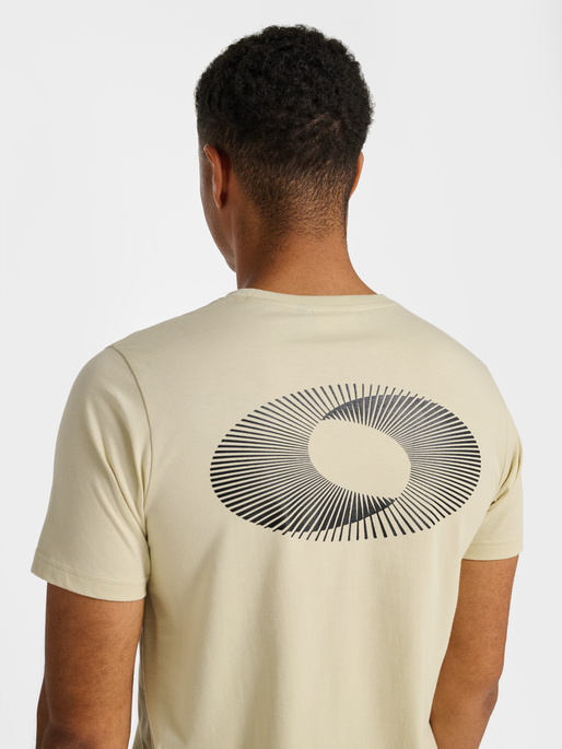 hmlPULSE GRAPHIC T-SHIRT S/S, OVERCAST, model