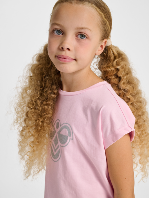 hmlJR REG T-SHIRT S/L BIG BEE, ROSEATE SPOONBILL, model