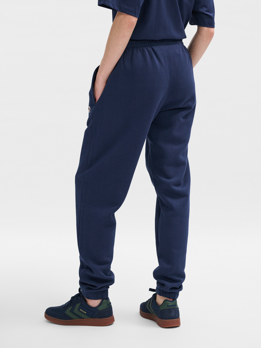 hmlLOOSE SWEATPANT BEE, DRESS BLUES, model