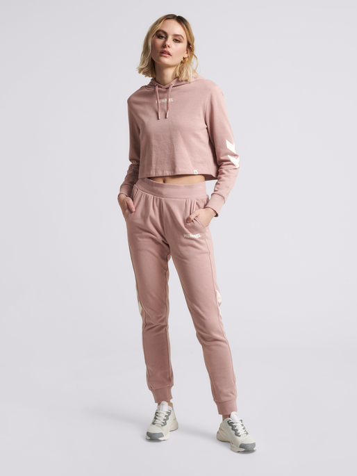hmlLEGACY WOMAN CROPPED HOODIE, WOODROSE, model