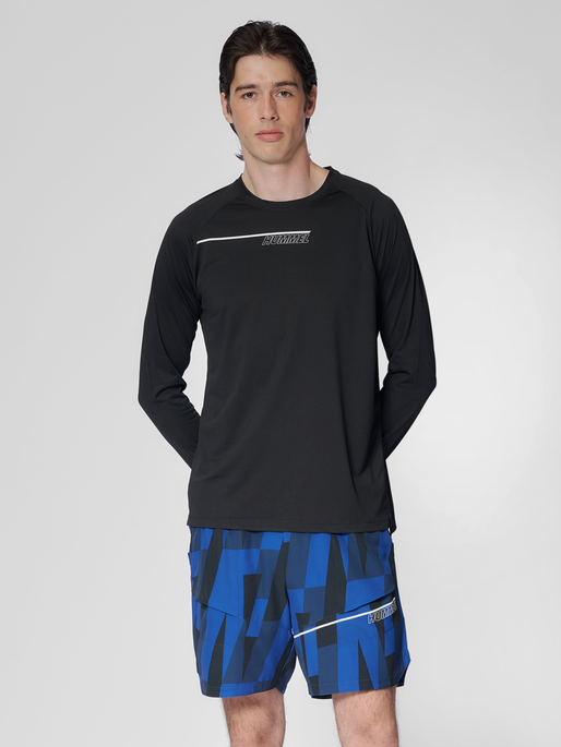 hmlCOURT LIGHT WEIGHT T-SHIRT L/S, BLACK, model