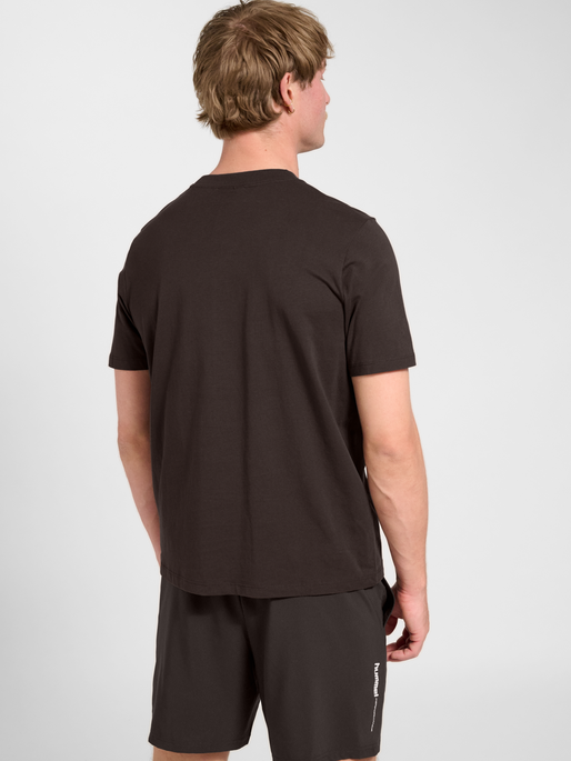 hmlPULSE T-SHIRT, AFTER DARK, model