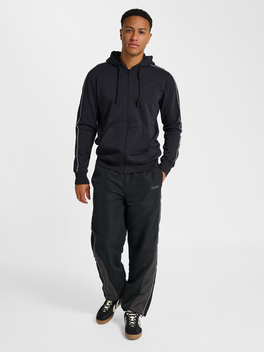 hmlPULSE PIPING ZIP HOODIE, BLACK, model