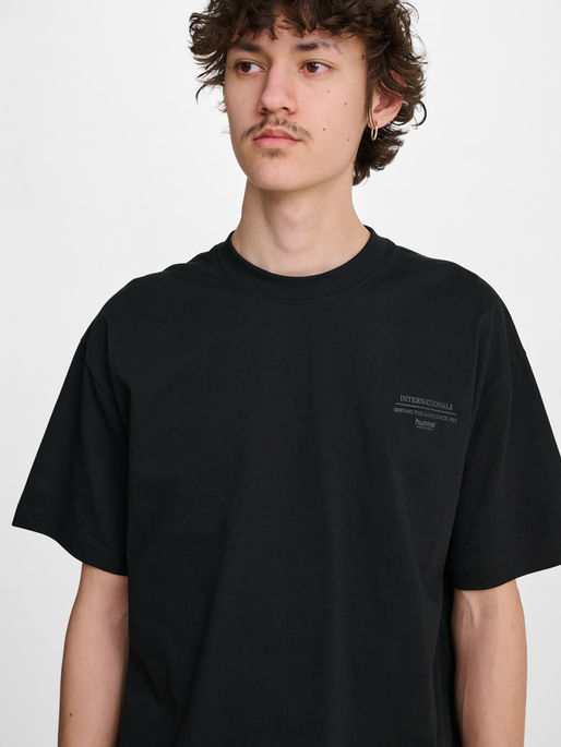 hmlLOOSE T-SHIRT S/S KICK OFF CLUB, BLACK, model