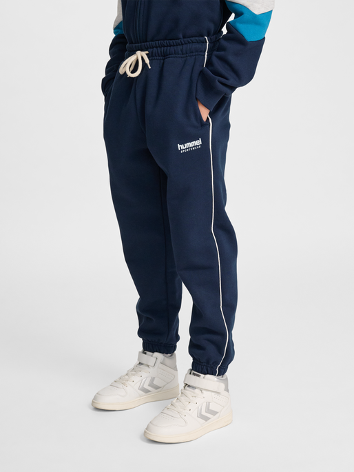 hmlJR LOOSE SWEATPANT PIPING, DRESS BLUES, model