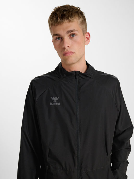 hmlPRO TRAINING LIGHTWEIGHT JACKET, BLACK, model