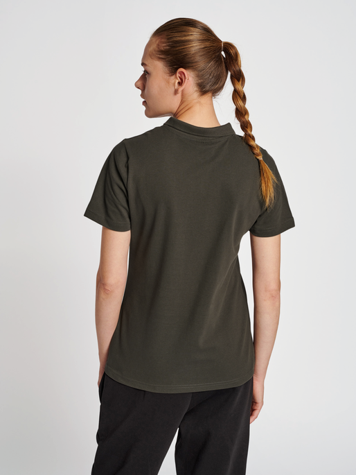 hmlRED CLASSIC POLO WOMAN, RAVEN, model