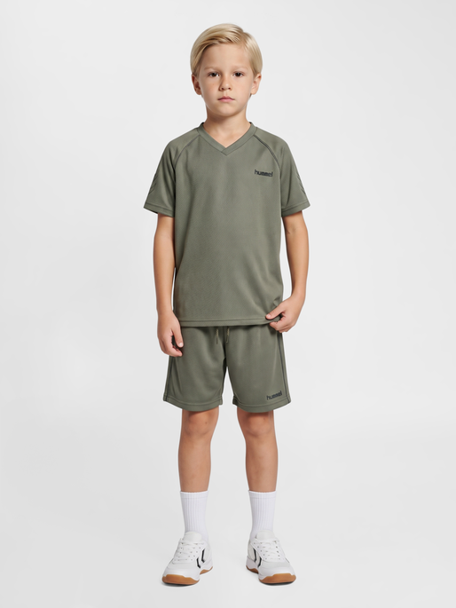 hmlJR REG ACTIVE SHORTS, CASTOR GRAY, model