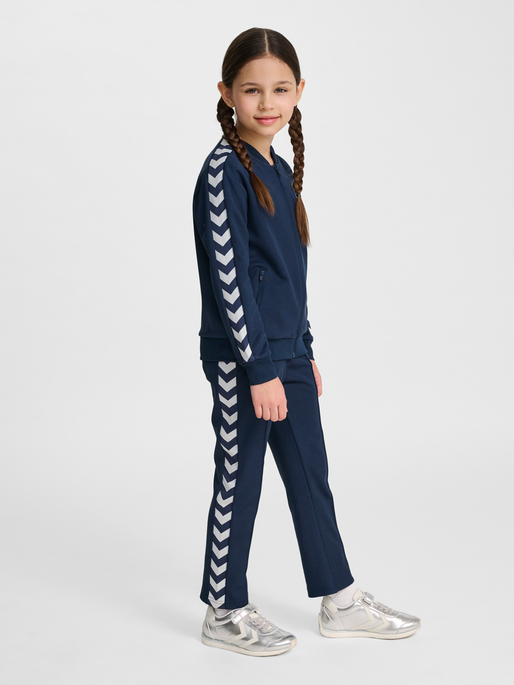 hmlJR ARCHIVE REG POLY ZIP JACKET, DRESS BLUES, model