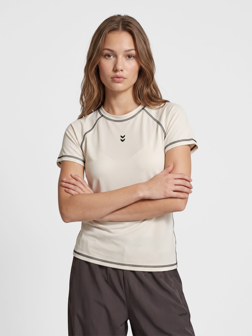 hmlI-D MESH T-SHIRT S/S, EGRET, model