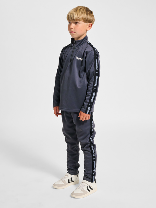 hmlJR GOAL TAPE HALFZIP, EBONY, model