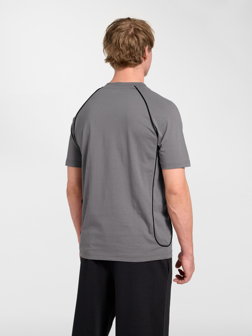 hmlPITCH REST DAY T-SHIRT S/S, CHARCOAL GRAY, model