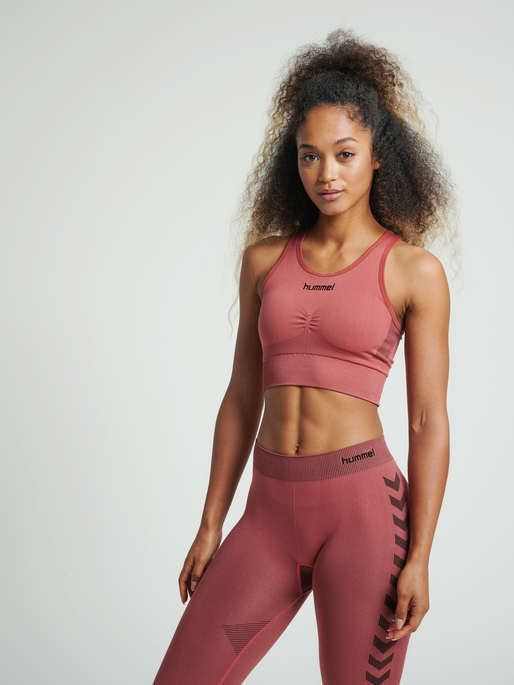 HUMMEL FIRST SEAMLESS BRA WOMAN, MARSALA, model