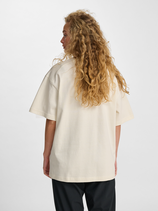 hmlLOOSE T-SHIRT S/S SW, TOFU, model