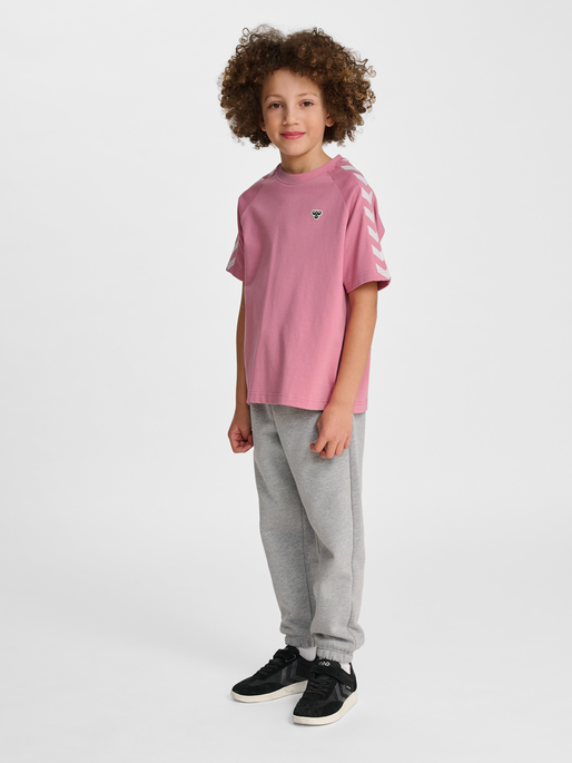 hmlJR ARCHIVE LOOSE T-SHIRT S/S, POLIGNAC, model