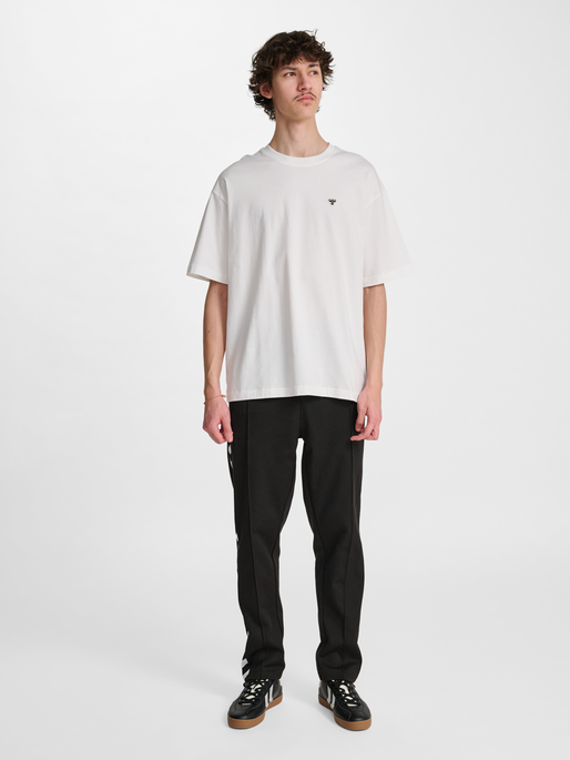 hmlLOOSE T-SHIRT BEE S/S, WHITE, model