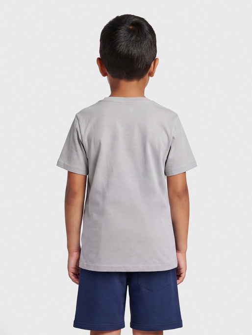 hmlTRES T-SHIRT S/S, GREY MELANGE, model