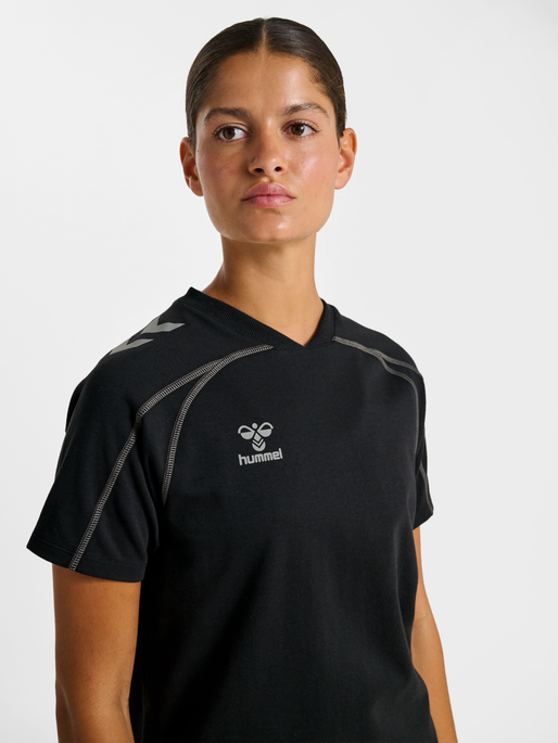 hmlMOVE 2.0 T-SHIRT S/S WOMAN, BLACK, model