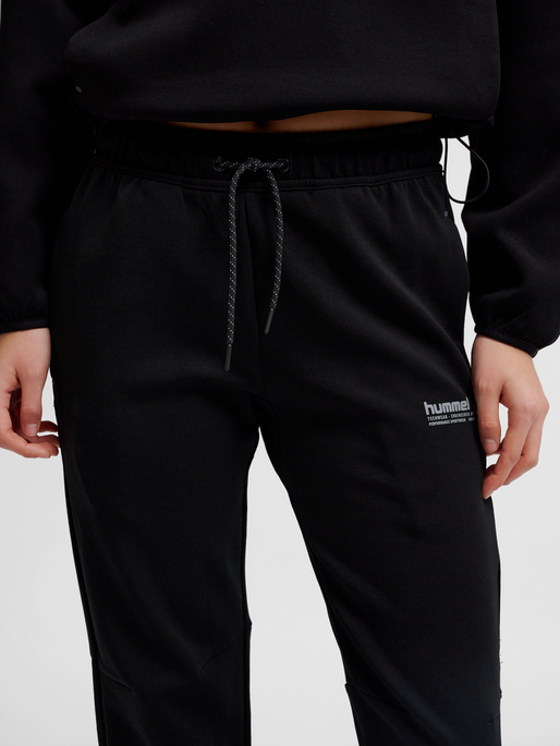 hmlTECH FLEECE REGULAR PANTS, BLACK, model