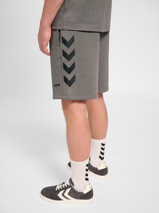 hmlKEEPER CHEVRON SHORTS, CHARCOAL GRAY, model