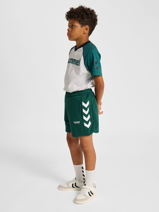 hmlJR LOOSE WILLY SHORTS, JUNE BUG, model