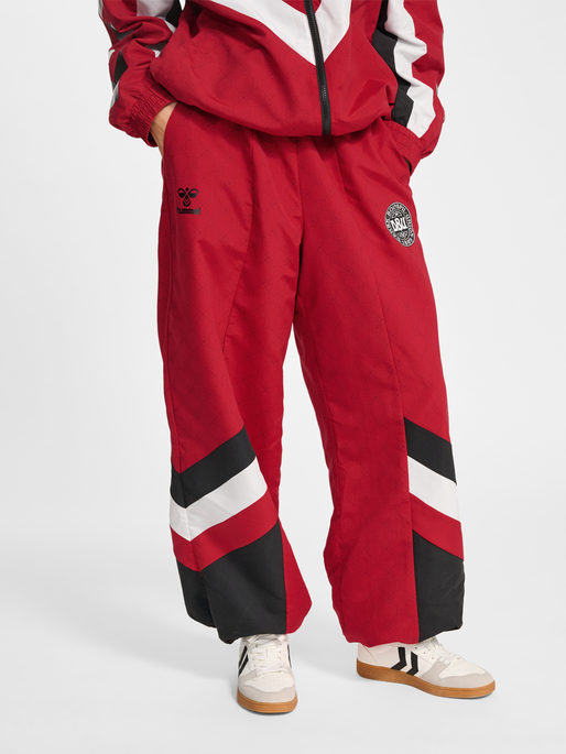 hmlTRACKSUIT PANTS DBU ROTATE, TANGO RED, model