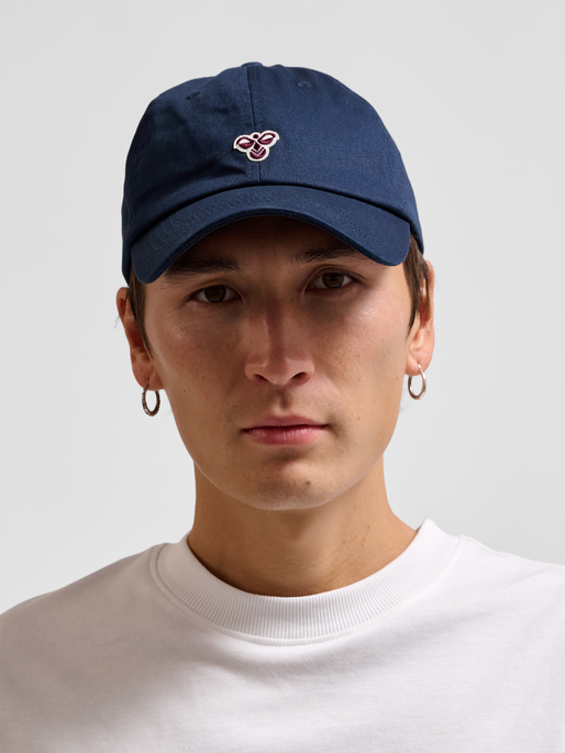 hmlBASEBALL CAP BEE, DRESS BLUES, model