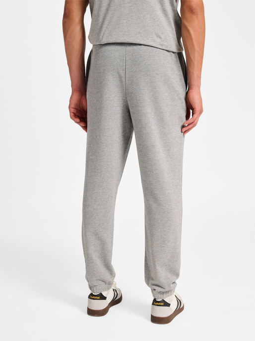 hmlPULSE SWEAT PANTS, GREY MELANGE, model