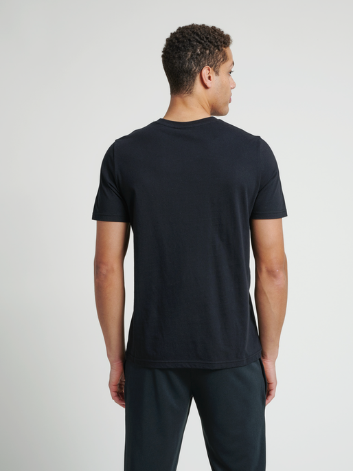 hmlVARSITY T-SHIRT, 2001, model