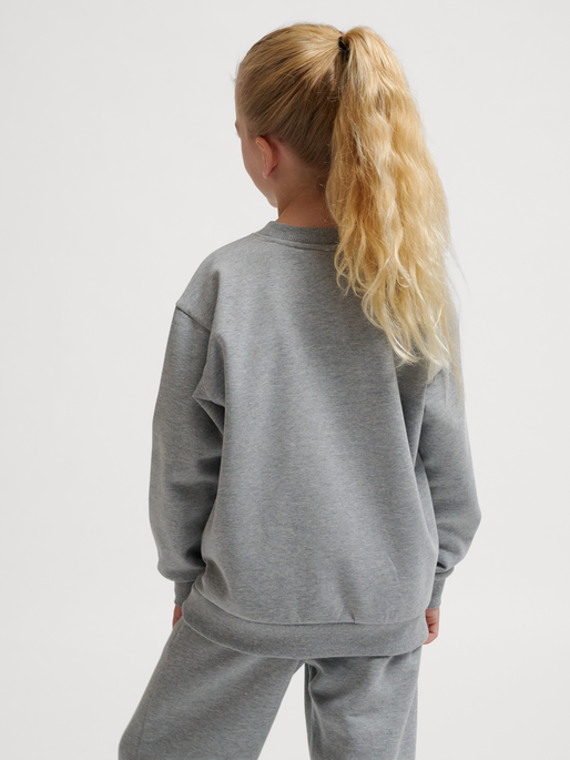 hmlJR LOOSE CREWNECK BEE, GREY MELANGE, model