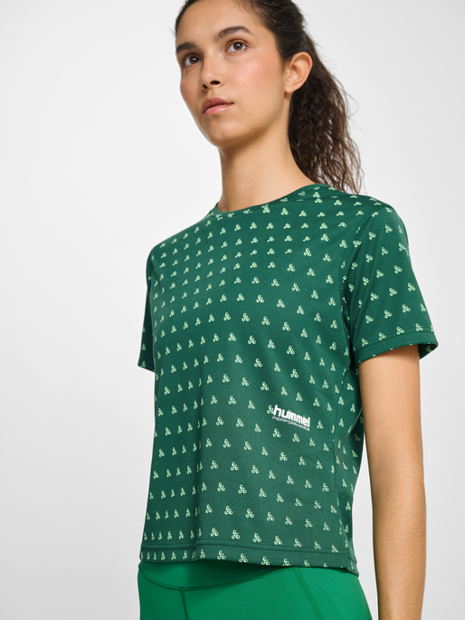 hmlPULSE AOP WORKOUT W T-SHIRT S/S, VERDANT GREEN, model