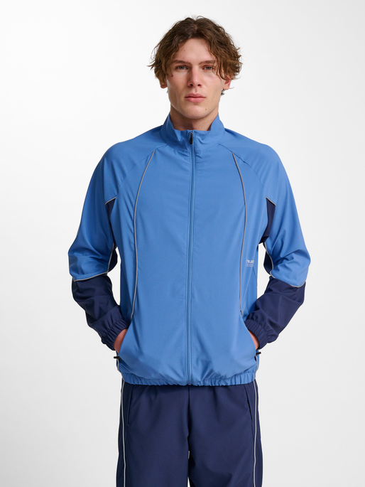 hmlPULSE WOVEN ZIP JACKET, RIVERSIDE, model