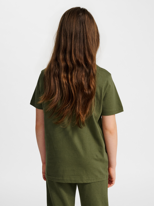 hmlJR BASE T-SHIRT S/S, WINTER MOSS, model