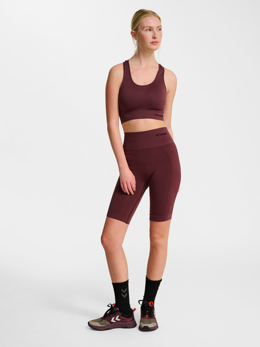 hmlTIF SEAMLESS CYLING SHORTS, FUDGE, model