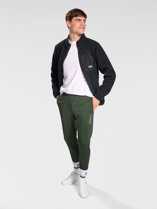 hmlTE STRENGTH TRAINING PANTS, 6126, model