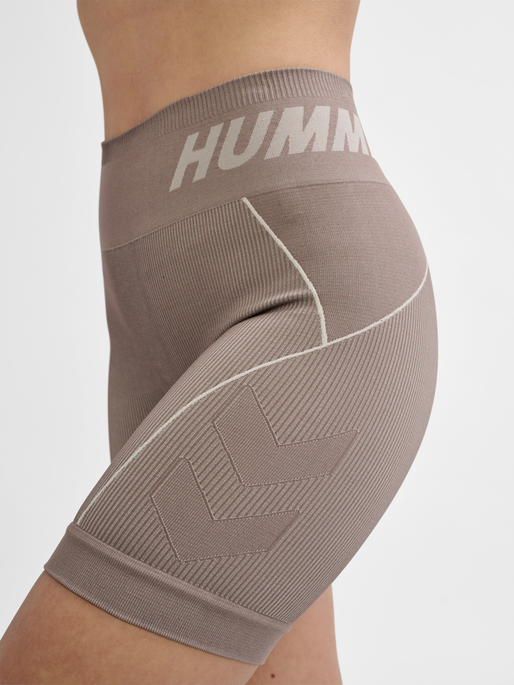 hmlTE CHRISTEL SEAMLESS SHORTS, CHATEAU GRAY/DRIFTWOOD MELANGE, model