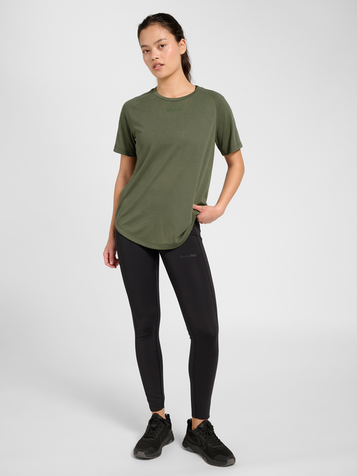 hmlMT VANJA T-SHIRT, DEEP LICHEN GREEN, model