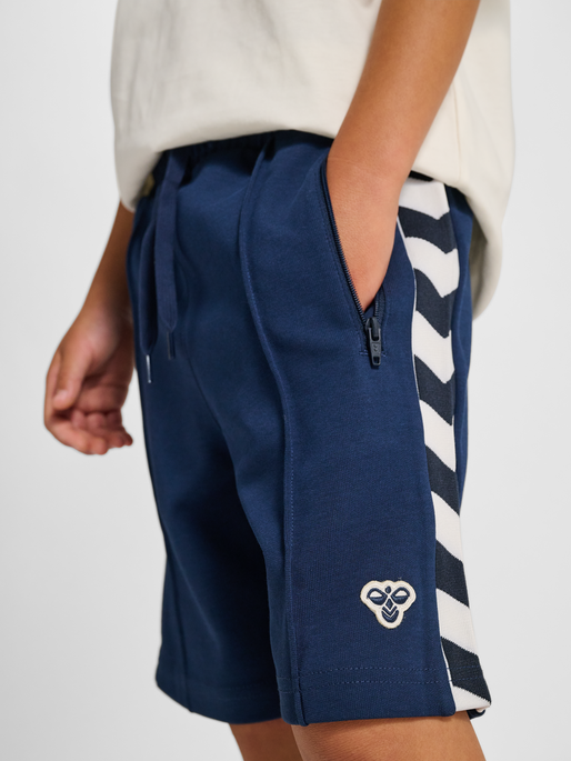 hmlJR ARCHIVE REGULAR POLY SHORTS, DRESS BLUES, model