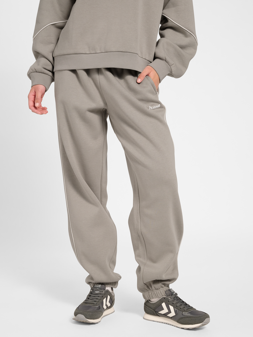 hmlKEEPER W PIPING SWEATPANT, ROCK RIDGE, model