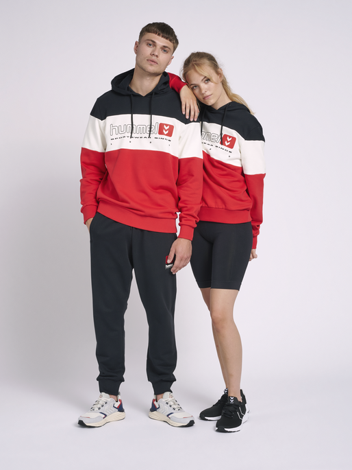 hmlLGC MUSA HOODIE, TRUE RED, model