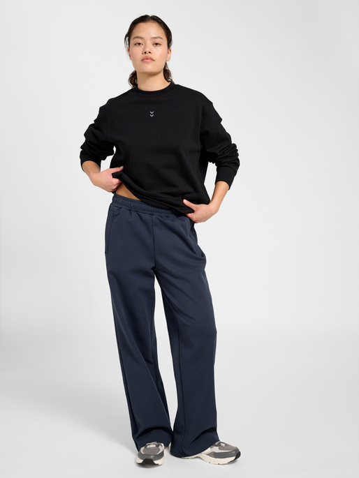 hmlFOUNDATION SWEATSHIRT, BLACK, model