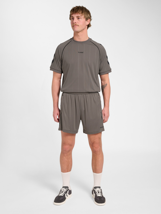 hmlPITCH SHORTS, CHARCOAL GRAY, model
