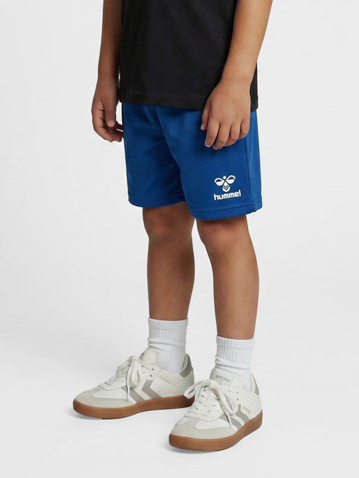 hmlESSENTIAL SHORTS KIDS, TRUE BLUE, model