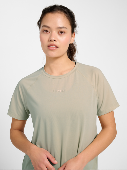 hmlVANJA TECH T-SHIRT S/S, OVERCAST, model