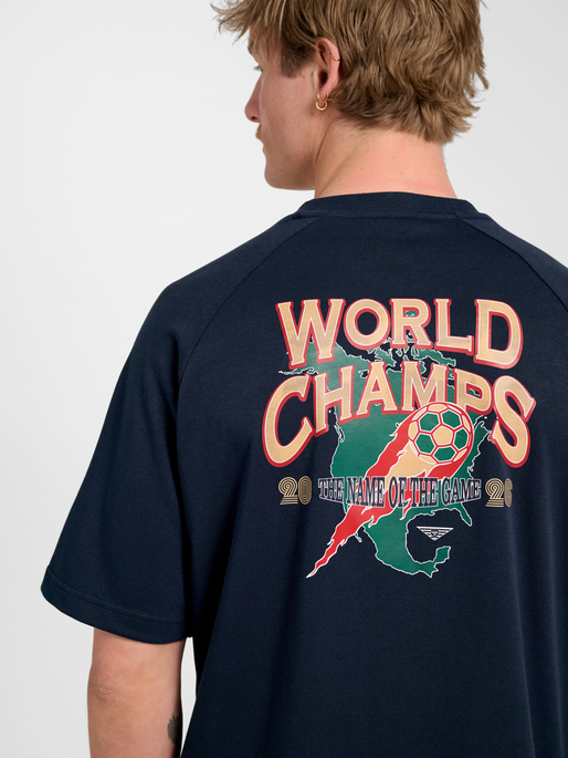 hmlWORLD 26 T-SHIRT S/S, DARK SAPPHIRE, model