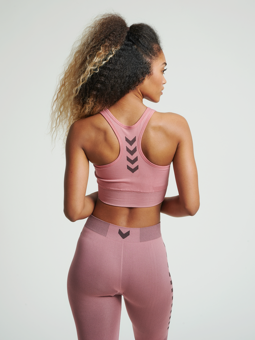 HUMMEL FIRST SEAMLESS BRA WOMAN, DUSTY ROSE, model