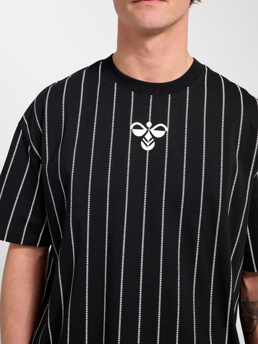 Chevron Pinstripe T-Shirt, BLACK/WHITE, model