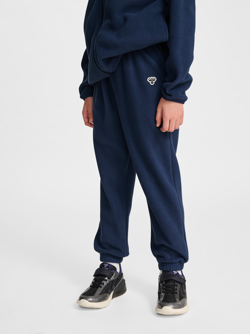 hmlJR FLEECE PANTS BEE, DRESS BLUES, model